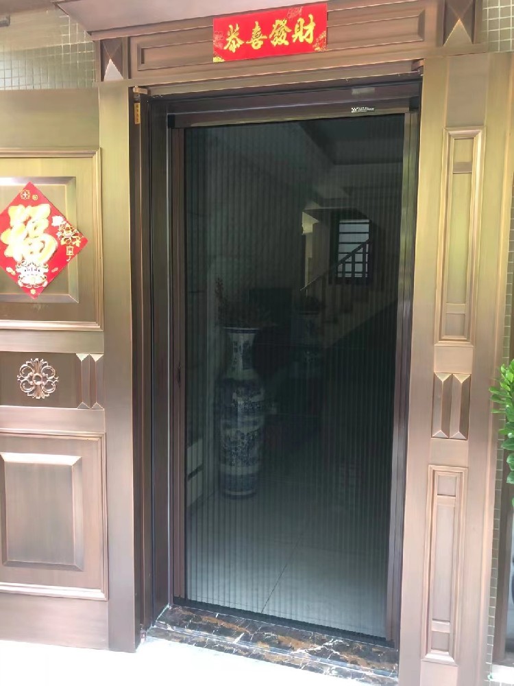 上海的袁先生找隐形纱窗门工厂安装隐形纱窗