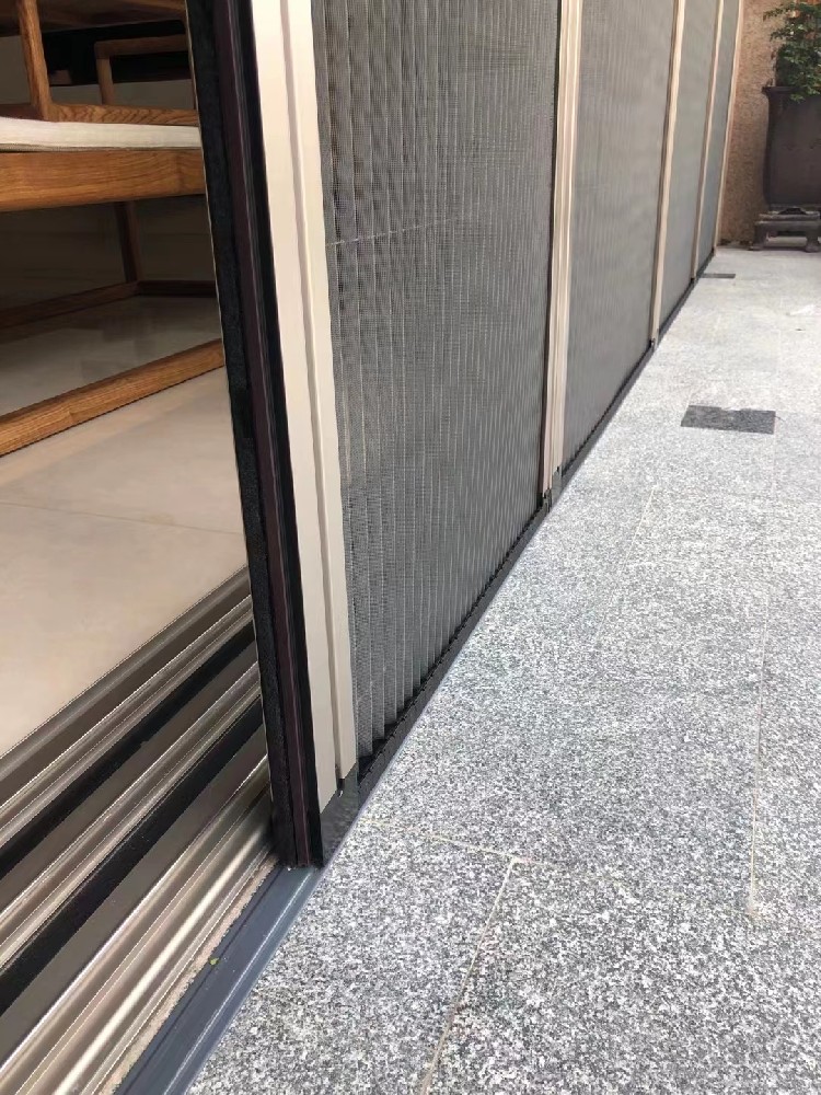 上海的方先生安装韦柏隐形纱窗门
